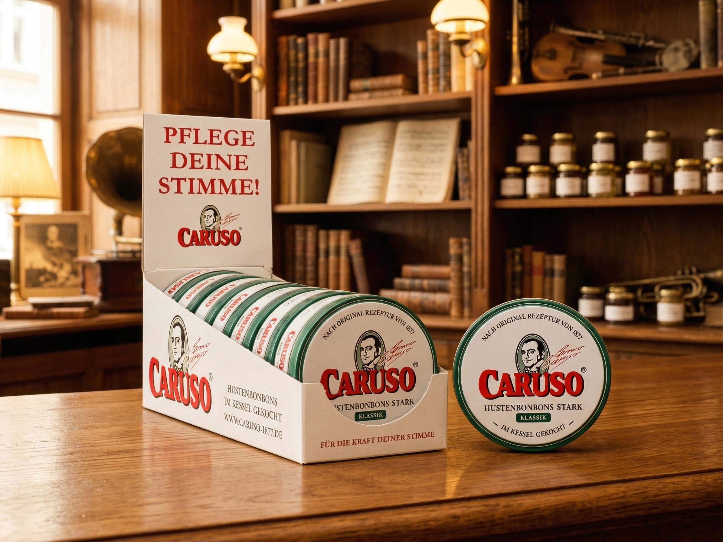 CARUSO Klassik 7er Tray mit Aufsteller und Einzeldose auf einem Holztresen