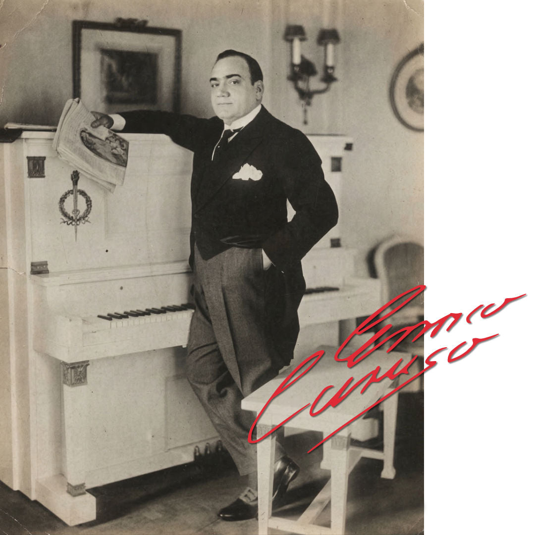 Historisches Foto von Enrico Caruso am Klavier mit seiner Unterschrift
