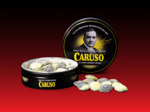 Geöffnete CARUSO Kulturbonbon Zitrone Dose mit zweigeteilten Bonbons und Soft-Inlay
