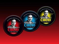 Die drei Sorten des CARUSO Kulturbonbons in der leisen Dose: Klassik (rot), Zuckerfrei (blau) und Zitrone (gelb), nebeneinander vor rotem Hintergrund.
