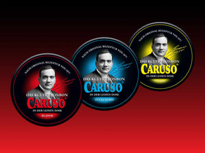 Die drei Sorten des CARUSO Kulturbonbons in der leisen Dose: Klassik (rot), Zuckerfrei (blau) und Zitrone (gelb), nebeneinander vor rotem Hintergrund.