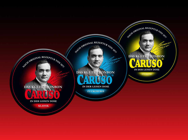 Die drei Sorten des CARUSO Kulturbonbons in der leisen Dose: Klassik (rot), Zuckerfrei (blau) und Zitrone (gelb), nebeneinander vor rotem Hintergrund.
