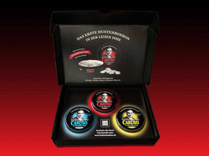 Geöffnete CARUSO Kulturbonbon-Geschenkbox mit drei Dosen in den Sorten Klassik (rot), Zuckerfrei (blau) und Zitrone (gelb), mit Produktbeschreibung im Deckel.