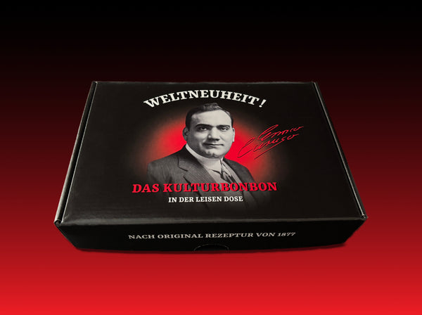 Schwarze Verpackungsschachtel des CARUSO Kulturbonbons mit historischem Porträt, Signatur und der Aufschrift „WELTNEUHEIT! Das Kulturbonbon in der leisen Dose – nach Original Rezeptur von 1877"