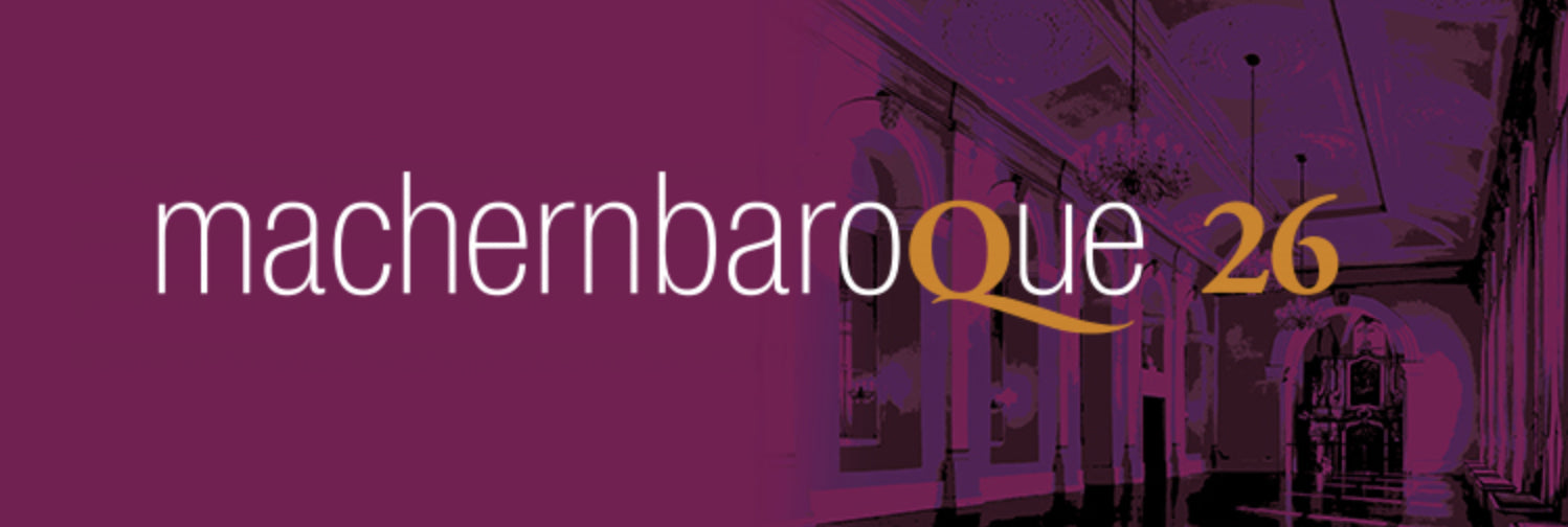 Logo „machernbaroque 26" auf weinrotem Grund, im Hintergrund ein barocker Saal